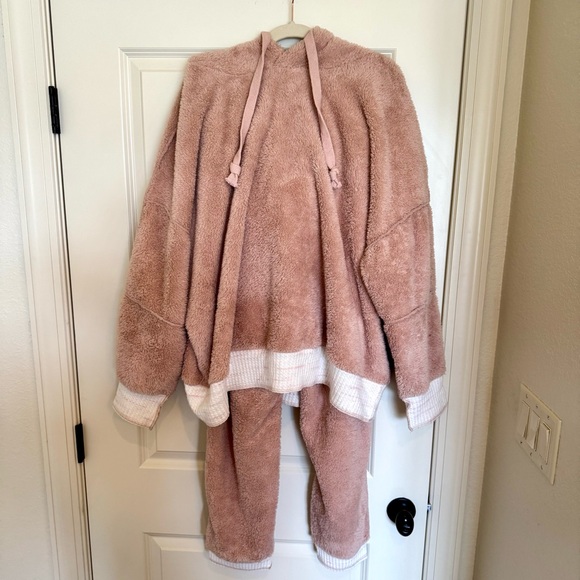 Free People - Cozy, Fuzzy Pink Lounge Set - Picture 2 of 8